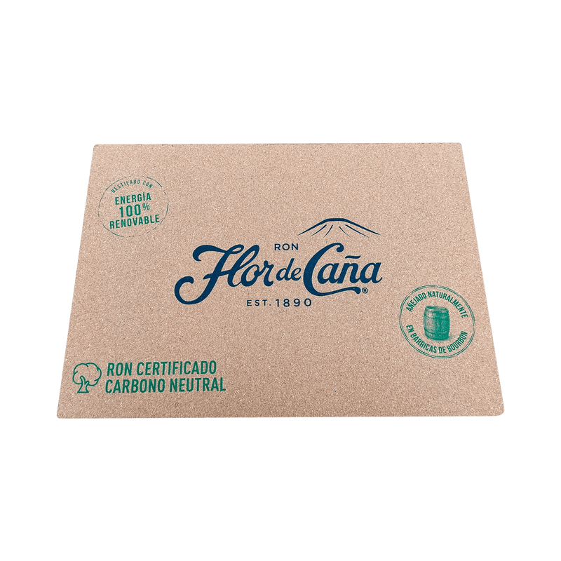 <p>Presume de un estilo único con el barmat de Flor de Caña. Su diseño exclusivo, inspirado en la pasión y herencia de nuestro ron, añadirá un toque de distinción a tu mesa. Con unas medidas de 50x30 cm, es perfecto para proteger tu mesa y disfrutar de tus bebidas favoritas. Y lo mejor de todo, ¡es un producto sostenible!</p>