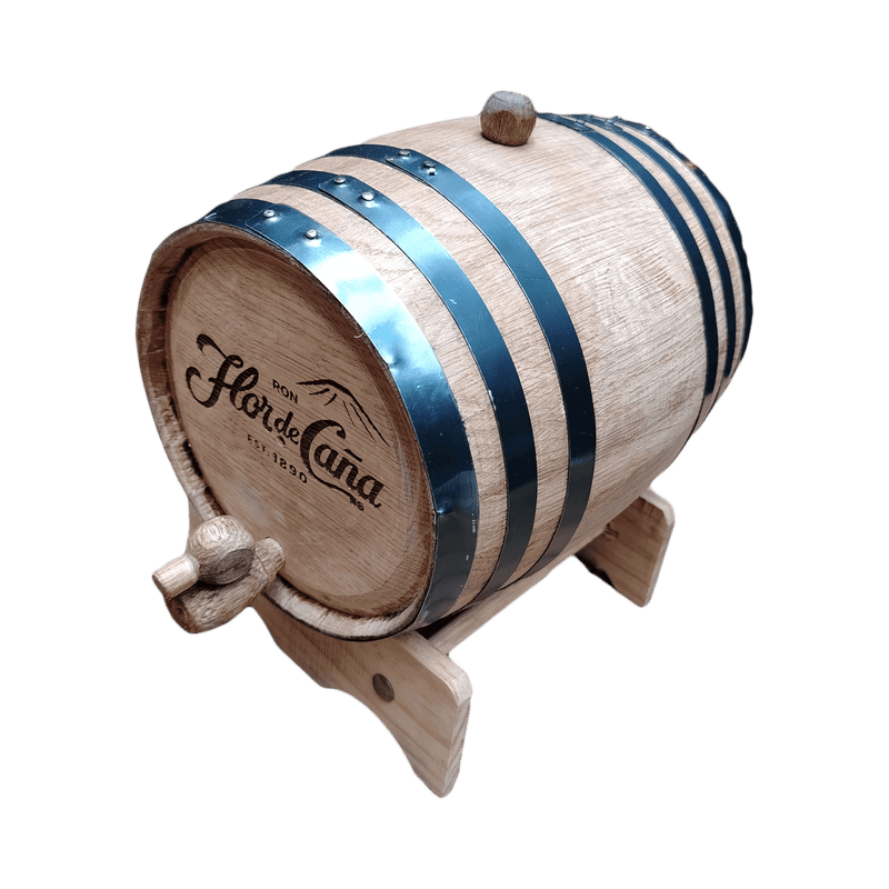 <p><meta charset="utf-8">Eleva tu experiencia de coctelería con este barril de roble americano de 3 litros, diseñado para envejecer tus creaciones con Ron Flor de Caña.<br><br>Más que un simple recipiente, este barril artesanal es una pieza de conversación, un elemento decorativo que añade un toque de distinción a tu hogar. Imagina la belleza de este barril de roble blanco en tu bar, cocina o donde prefieras, mientras tus cocteles favoritos se transforman, adquiriendo profundidad y complejidad.<br><br>Hecho a mano desde cero, desde el corte de la madera hasta el tostado medio y el ajuste de los aros de acero, este barril es un testimonio de la artesanía y la pasión por el buen ron. Con 3 litros de capacidad (0.79 galones), 15 cm de diámetro y 20 cm de largo, es el tamaño perfecto para el hogar.<br><br><em>Nota: Requiere sellado y curado antes del primer uso. Pueden existir variaciones en la madera y astillas debido a su elaboración artesanal.</em></p>