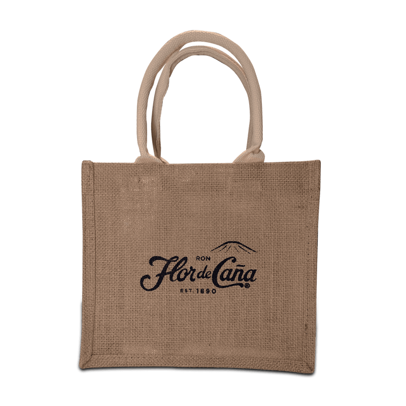 <p>Marca la diferencia con la bolsa de yute Flor de Caña.  Su diseño exclusivo y ecológico la convierte en un accesorio imprescindible para quienes buscan estilo y sostenibilidad. Lleva tus pertenencias con elegancia y contribuye a un futuro más verde 🌱.</p>
<h3><strong>¡La envidia de todos en cada lugar que vayas!</strong></h3>