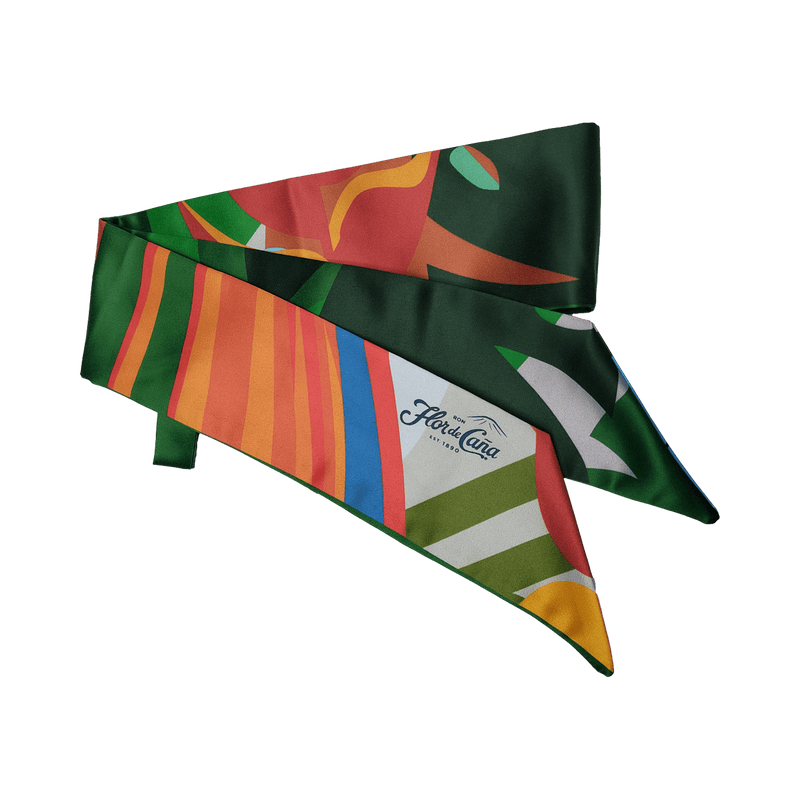 <p>Esta pieza exclusiva combina el arte nicaragüense con la elegancia de la seda en una colaboración especial con el artista Rodolfo Peña.</p>
<p> </p>
<p><strong>Características principales:</strong></p>
<p> </p>
<p data-path-to-node="4,0,0"><b data-index-in-node="0" data-path-to-node="4,0,0">• Diseño Artístico:</b> Estampado multicolor basado en la obra abstracta y vibrante de Rodolfo Peña.</p>
<p data-path-to-node="4,0,0"><b data-index-in-node="0" data-path-to-node="4,1,0">• Material Premium:</b> Confeccionada en <b data-index-in-node="35" data-path-to-node="4,1,0">100% seda</b>, ofreciendo una textura suave, ligera y con brillo natural.</p>
<p data-path-to-node="4,2,0"><b data-index-in-node="0" data-path-to-node="4,2,0">• Versatilidad:</b> Un accesorio multifuncional ideal para usar en el cabello, cuello, cintura o como detalle en tu bolso.</p>
<p data-path-to-node="4,3,0"><b data-index-in-node="0" data-path-to-node="4,3,0">• Significado:</b> Más que moda, es una pieza que celebra la cultura de Nicaragua y la herencia de Flor de Caña.</p>
<p data-path-to-node="4,3,0"> </p>
<p><strong>Cuidado de la prenda:</strong></p>
<p> </p>
<p>Lavar a mano con agua fría y jabón suave. Al planchar, colocar un paño protector sobre la seda.</p>
