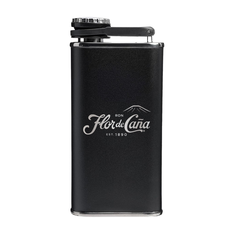 <p><meta charset="utf-8">No sabías que la necesitabas hasta que la tuviste frente a ti. Descubre la exclusiva cantimplora <b data-path-to-node="3,0" data-index-in-node="98">Stanley x Flor de Caña</b>: lleva el mejor ron del mundo contigo y disfruta de un momento sofisticado en cualquier lugar, sin preocupaciones.</p>