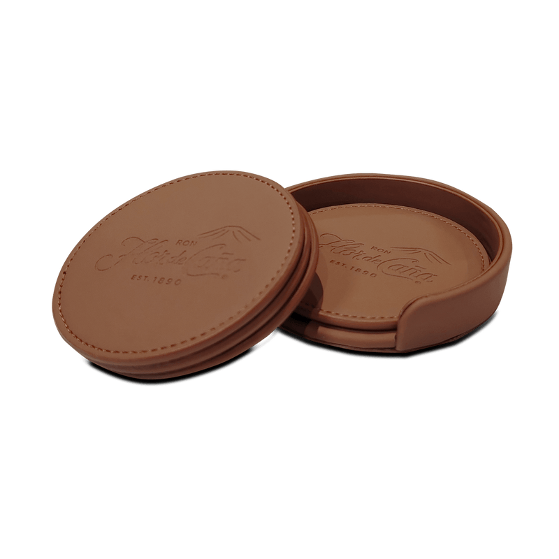 <p><meta charset="utf-8">Transforma cada reunión en una experiencia de lujo con los posavasos de cuero Flor de Caña. Elaborados a mano con cuero de la más alta calidad, su diseño en un sofisticado tono azul y su caja con cierre magnético, garantizan la protección de tu mesa con un toque de elegancia inigualable.</p>
<p> </p>
<p><strong>Colores:</strong> Café redondo y Azul hexagonal.</p>