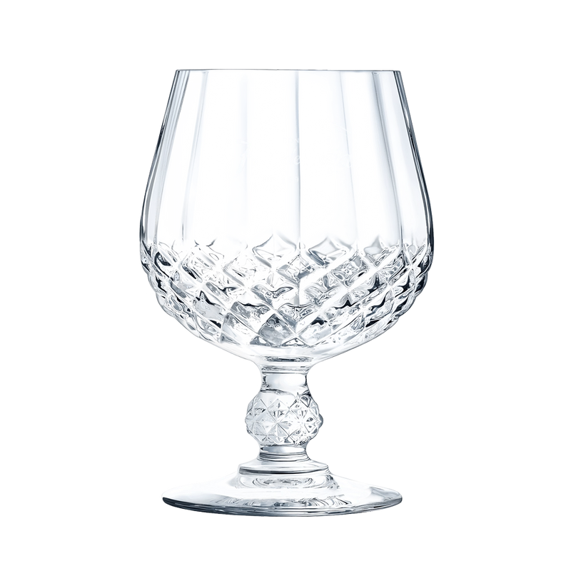 <p>Estas copas están fabricadas con cristal D'Arques, reconocido por su brillo, transparencia y resistencia. Este cristal de alta calidad no solo realza la apariencia del ron, sino que también asegura que los sabores no se vean alterados, permitiéndote disfrutar de la pureza y complejidad de Flor de Caña.</p>