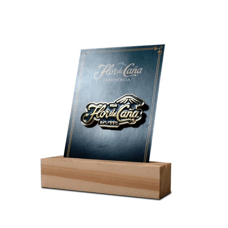<h3>
<meta charset="utf-8">Un toque de distinción que marca la diferencia.</h3>
<p> </p>
<p>El pin de solapa con el diseño de la botella de Flor de Caña y Flor de Caña 25 años es un detalle sutil, pero impactante, que complementa tu estilo y refleja tu pasión por los placeres de la vida.</p>
<p> </p>
<p><strong>Modelos:</strong></p>
<p> </p>
<p>• Pin con forma de botella de Ron Flor de Caña 12 años</p>
<p><meta charset="utf-8">• Pin con forma de botella de Ron Flor de Caña 18 años</p>
<p><meta charset="utf-8">• Pin con forma de botella de Ron Flor de Caña 25 años</p>
<p><meta charset="utf-8">• Pin con forma Logo Flor de Caña</p>
<p>• Pin con forma Logo 135 aniversario</p>