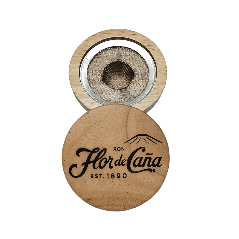 <p><meta charset="utf-8">Perfecciona tus cócteles Flor de Caña con el Smoke Top, un accesorio esencial para cualquier barra de alto nivel. Su diseño elegante y su funcionalidad precisa te permitirán crear cócteles ahumados con calidad profesional, deleitando a tus invitados con sabores irresistibles.</p>
<p> </p>
<p>Fabricado en madera de bambú, incluye una rejilla de acero inoxidable que se puede lavar a mano.</p>
