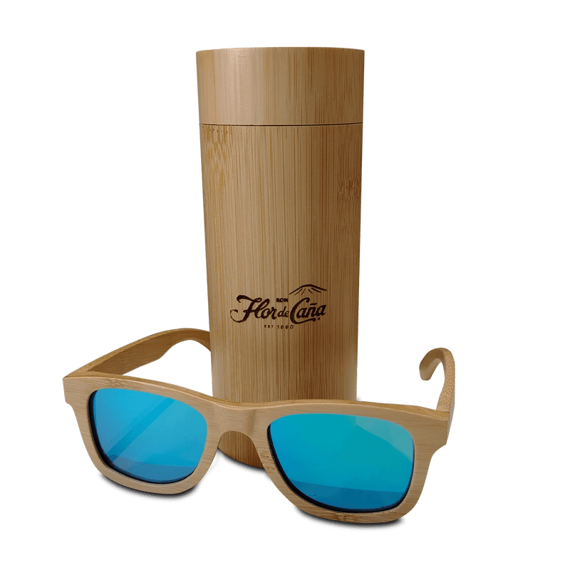<h3>Deslumbra bajo el sol con los lentes de bambú Flor de Caña.</h3>
<p> </p>
<p>No solo protegerán tus ojos, sino que también te darán un toque de estilo único y natural. Fabricados con materiales 100% naturales y presentados en un estuche de corcho, estos lentes son la combinación perfecta entre moda y sostenibilidad.</p>
<p> </p>
<h3>
<strong>3 modelos:<br><br></strong>• Bambú camel cuadrado<br>• Bambú camel redondo<br>• Bambú negro/camel cuadrado.</h3>