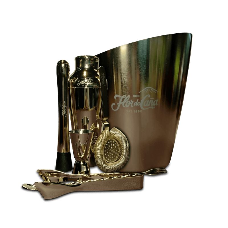 <p><meta charset="utf-8">¡Prepárate para impresionar! El <strong>Premium Bar Tool Kit de Flor de Caña</strong> es tu aliado perfecto para crear cócteles inolvidables y deleitar a tus amigos e invitados.</p>
<p> </p>
<p>Conviértete en un experto de la coctelería y sorprende a todos con tus habilidades. Este kit, además de lucir un <strong>espléndido color dorado</strong>, es sumamente <strong>resistente</strong> y <strong>práctico</strong>, diseñado para llevar tu experiencia al siguiente nivel.</p>
<p> </p>
<p><strong>Incluye 7 piezas: </strong></p>
<p>• Hielera 2 litros.</p>
<p>• Shaker 2 piezas.</p>
<p>• Colador oruga.</p>
<p>• Macerador.</p>
<p>• Pinzas para hielo.</p>
<p>• Cuchara bailarina.</p>
<p>• Jigger de 1 y 2 onzas.</p>