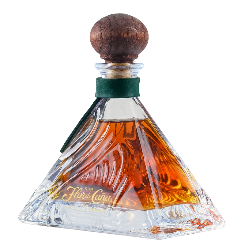 <h3><strong><span style="color: rgb(0, 61, 77);">En celebración de 135 años de tradición y maestría, Flor de Caña devela con orgullo su creación más extraordinaria y lanzamiento más añejo a la fecha: Flor de Caña 35 Años.</span></strong></h3>
<p> </p>
<h3><strong><span style="color: rgb(39, 97, 67);">Esta obra maestra representa la cúspide del compromiso de la marca con la sostenibilidad, la excelencia y la calidad, un legado forjado por cinco generaciones familiares desde 1890.</span></strong></h3>
<p> </p>
<p>• Añejado durante 35 años en barricas de roble blanco a la sombra de un volcán activo.</p>
<p>• Solo 800 decanters de cristal (100 ml) disponibles a nivel mundial.</p>
<p>• Certificado de autenticidad numerado individualmente.</p>
<p>• Decanter de cristal acabado a mano y pulido a la perfección.</p>
<p>• Tapón de roca de obsidiana de origen volcánico hecho a la medida.</p>
<p>• Adornado con un fino collarín de cuero.</p>