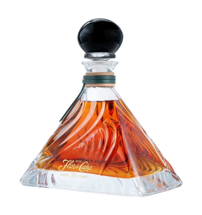 <h3><strong><span style="color: rgb(0, 61, 77);">En celebración de 135 años de tradición y maestría, Flor de Caña devela con orgullo su creación más extraordinaria y lanzamiento más añejo a la fecha: Flor de Caña 35 Años.</span></strong></h3>
<p> </p>
<h3><strong><span style="color: rgb(39, 97, 67);">Esta obra maestra representa la cúspide del compromiso de la marca con la sostenibilidad, la excelencia y la calidad, un legado forjado por cinco generaciones familiares desde 1890.</span></strong></h3>
<p> </p>
<p>• Añejado durante 35 años en barricas de roble blanco a la sombra de un volcán activo.</p>
<p>• Solo 350 decanters de cristal (700 ml) disponibles a nivel mundial.</p>
<p>• Certificado de autenticidad numerado individualmente.</p>
<p>• Decanter de cristal acabado a mano y pulido a la perfección.</p>
<p>• Tapón de roca de obsidiana de origen volcánico hecho a la medida.</p>
<p>• Adornado con un fino collarín de cuero.</p>
<p>• Presentado en un distinguido estuche de nogal.</p>