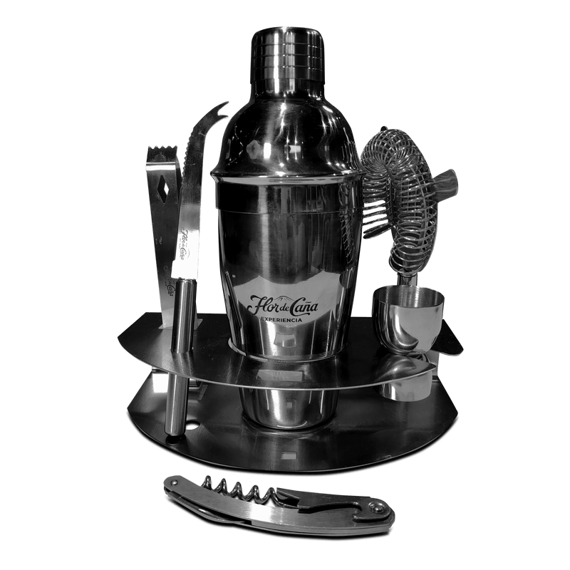 <p>Domina el arte de la coctelería con el <strong>Premium Tool Kit Bar Tender de Flor de Caña</strong>, el aliado indispensable de todo mixólogo. Con un acabado impecable y un conjunto completo de herramientas, este kit transformará tu barra en el centro de atención, permitiéndote crear cócteles de autor con maestría.</p>
<p> </p>
<p><strong>Incluye:</strong></p>
<p> </p>
<p>•Cuchillo pelador.</p>
<p>• Jigger de 1.5 onzas.</p>
<p>• Colador de oruga.<br></p>
<p>• Sacacorchos y navaja profesional.</p>
<p>• Pinzas de alta precisión.</p>
<p>• Shaker de 3 piezas de diseño elegante.</p>