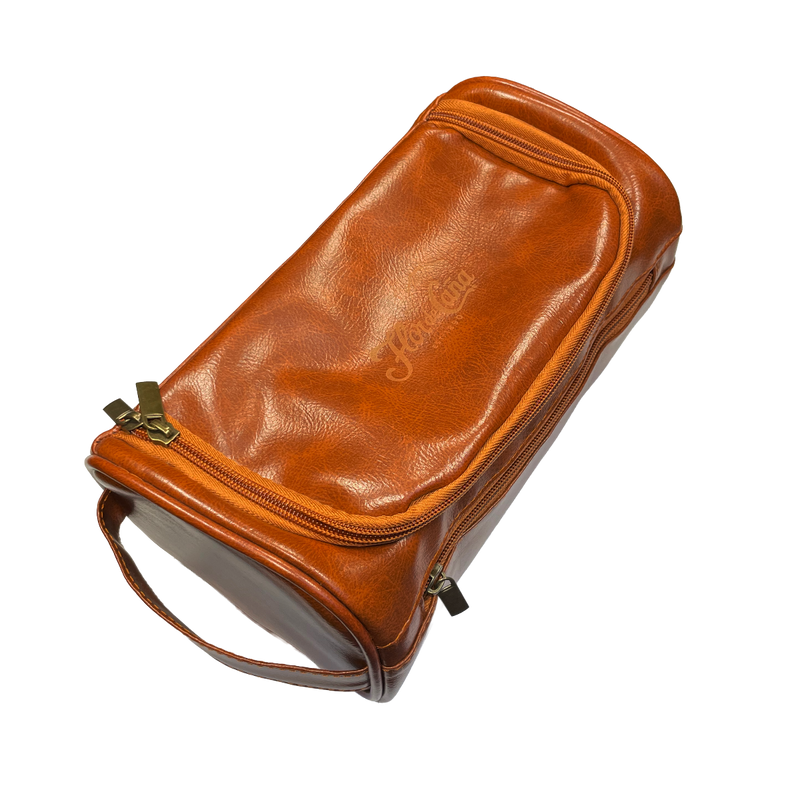 <p><meta charset="utf-8"><b data-path-to-node="5" data-index-in-node="0">Que nada te detenga en tu próximo destino.</b> Vive cada viaje como una experiencia única con el práctico neceser de <b data-path-to-node="5" data-index-in-node="113">Flor de Caña</b>. El complemento perfecto para llevar tus accesorios siempre contigo, diseñado para seguirte el ritmo vayas donde vayas.</p>